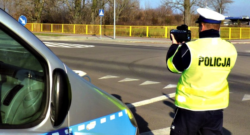 Pędził 143 km/h - a potem zaczął się... turlać po jezdni