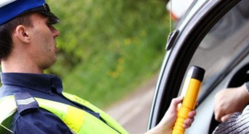 Na widok policji zatrzymał auto i... schował się za ogrodzeniem