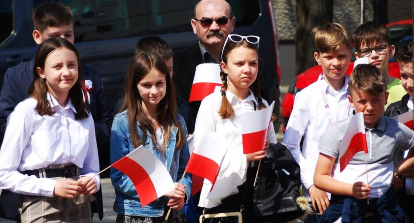 Uroczyście przed ratuszem w Dzień Flagi