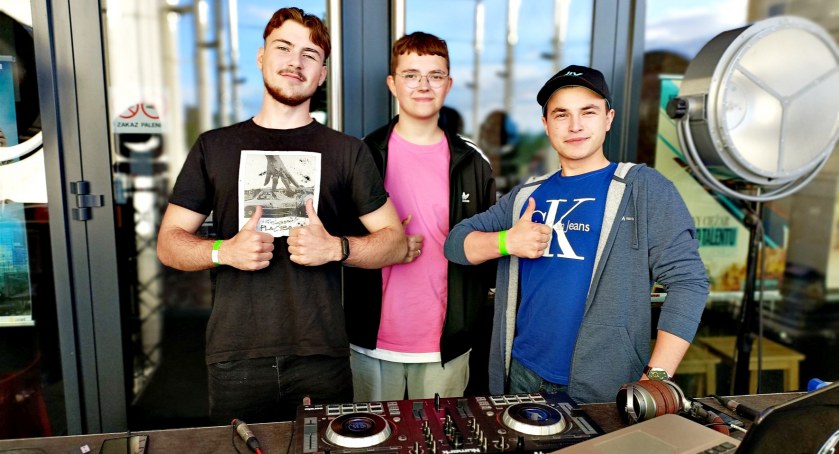 Scena Młodych „rozpaliła” taras domu kultury - zabawa z DJ Wieczny, DJ Caro Events i DJ Kebcio