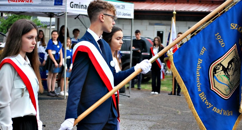 Podniosła i wzruszająca uroczystość - sztandar SP Joniec przekazany