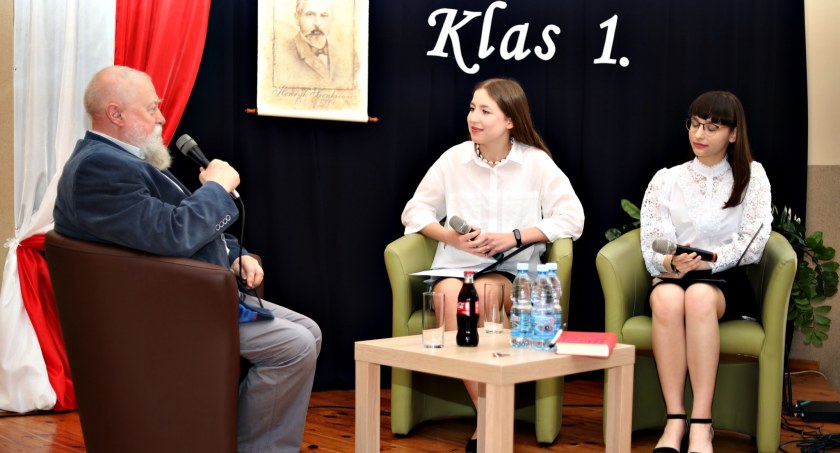 Ślubowanie z profesorem Bralczykiem na Płockiej