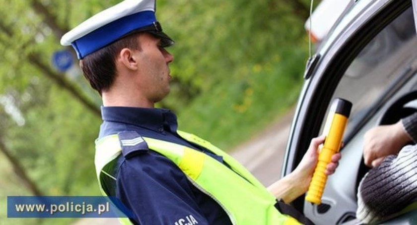 Jeden... wjechał pod radiowóz, drugi... pił piwo jadąc