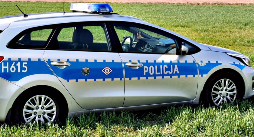 Policjanci - nawet polnymi drogami - w pościgu za skodą