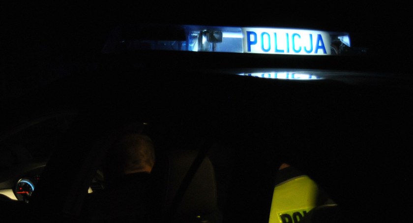 Uderzył w bariery i dachował - miał blisko promil