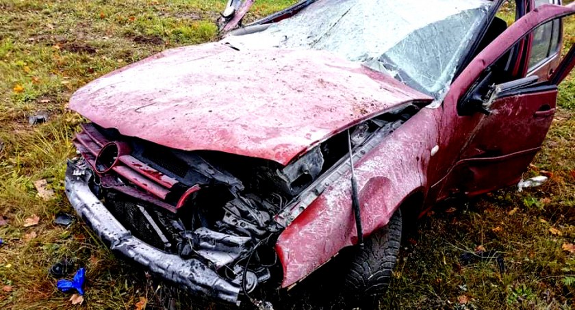 Volkswagen wypadł z drogi w Kroczewie