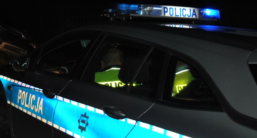 Opel w przydrożnym rowie, kierowca z blisko 3 promilami