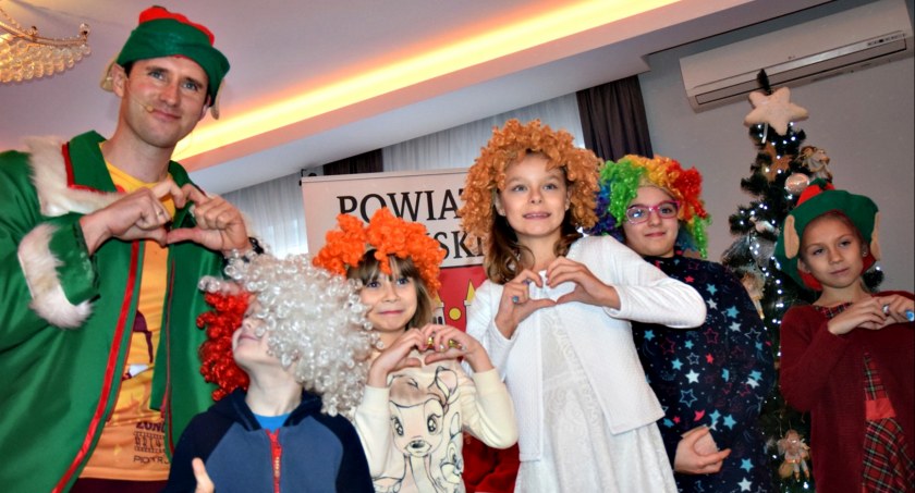 Mikołajkowa zabawa i prezenty dla dzieci z pieczy zastępczej