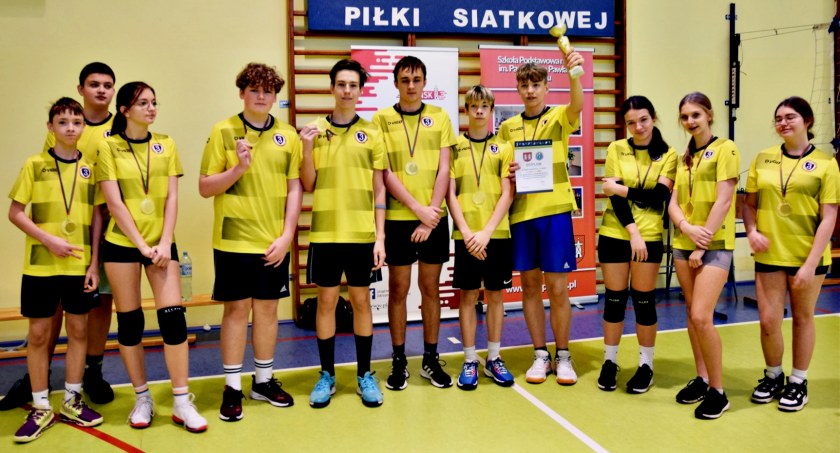 Trójka najlepsza pod siatką na turnieju w SP 4