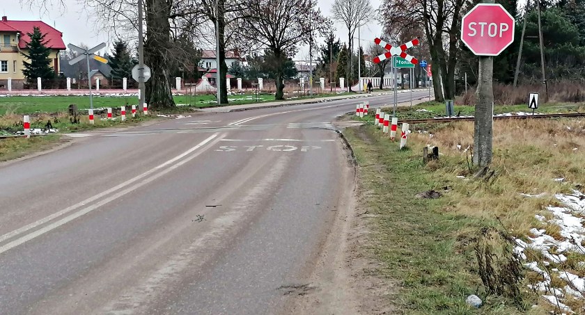 Długa dyskusja radnych o kolejowych przejazdach i brakującym odcinku chodnika