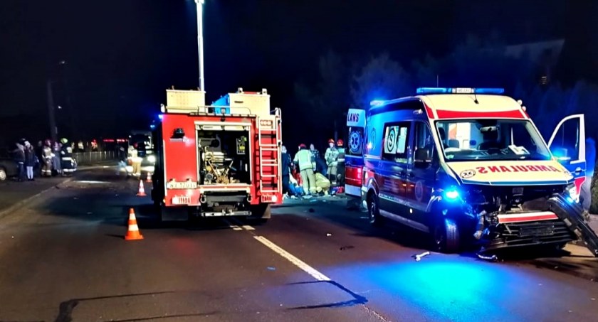 Zderzenie karetki z osobówką w Sochocinie - kierowca opla w ciężkim stanie