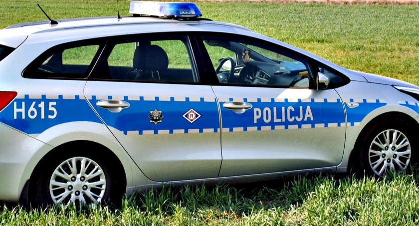 Uszkodził pojazd, uciekł, a przed policją schował się... do komórki