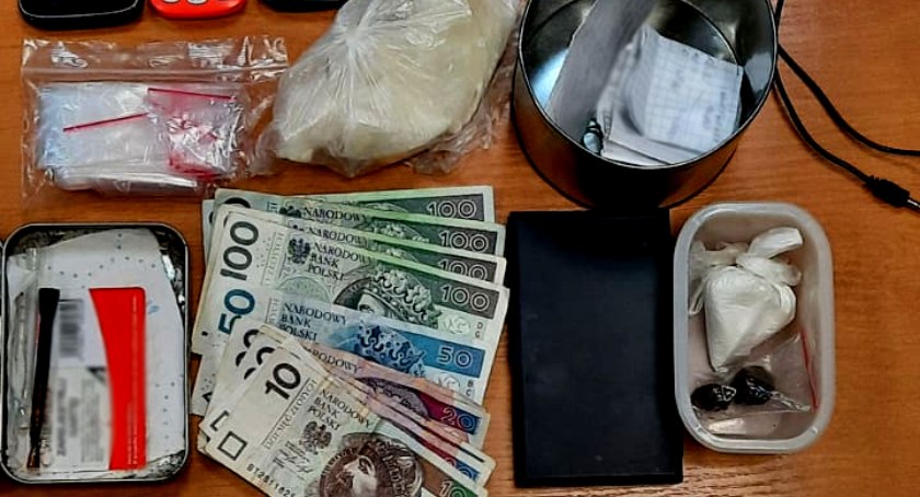 Mefedron, amfetamina i haszysz w mieszkaniu 34-latka
