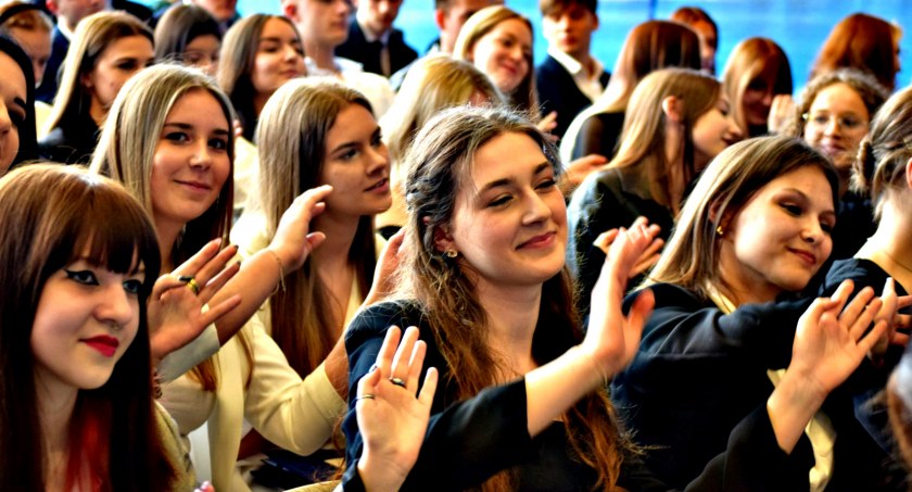 Pożegnania maturzystów w fotoobiektywie - LO Płońsk
