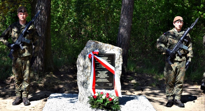 Za ratowanie innych zapłacili życiem - teraz zostali upamiętnieni w złotopolickim lesie
