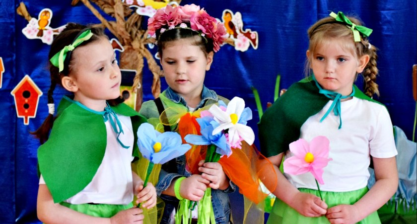 Wiosenny powiew tańca i śpiewu przedszkolaków z Sochocina, Kołozębia i Smardzewa
