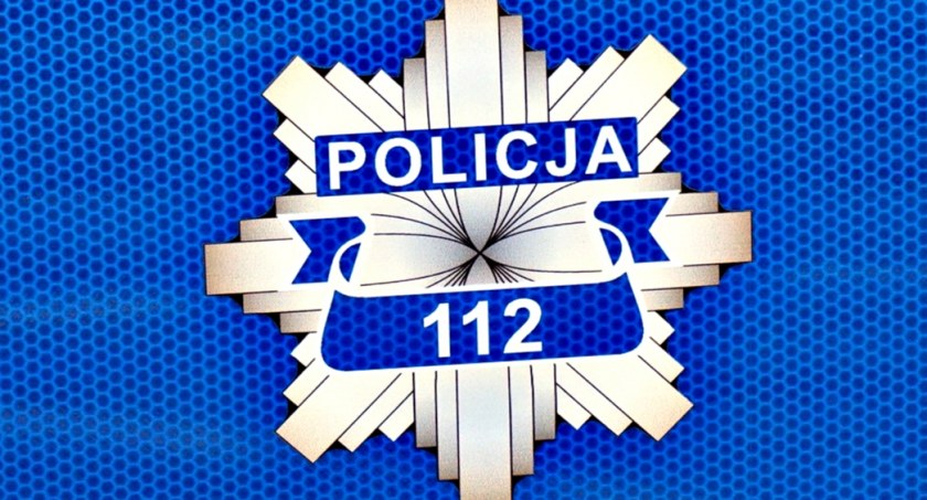 Mała dziewczynka w zamkniętym aucie