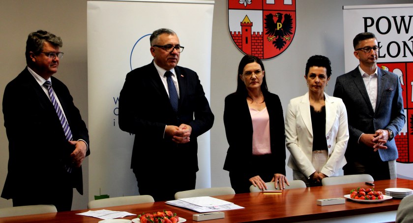 Środowiskowe umowy na dotacje dla kilku naszych samorządów podpisane w starostwie