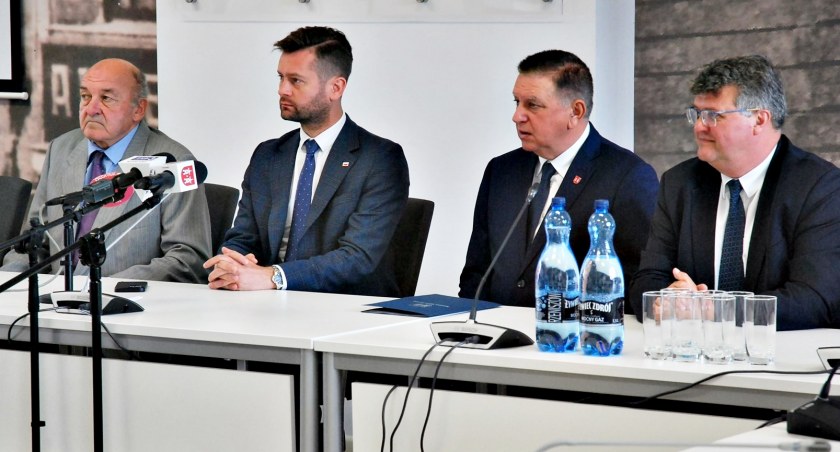 Ministrowie w ratuszu - znajdą się środki na nowy stadion?