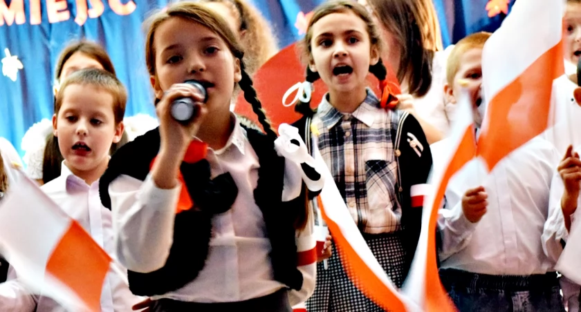 Piękny pokaz polskości podczas obchodów 60-lecia powstania budynku szkoły w Nowym Radzikowie 