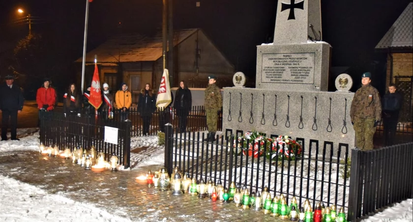 Odrestaurowany pomnik w Gralewie wymiernym efektem III Ogólnopolskiego Zlotu Poszukiwaczy Misja Skarb