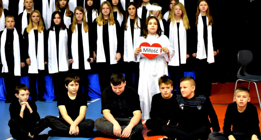 Fotorelacja z przedstawienia świątecznego w SP Sochocin