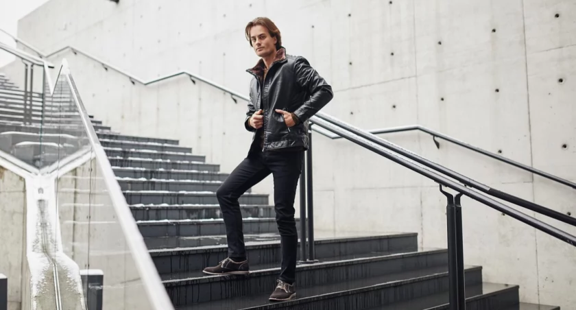 Czarne jeansy męskie w miejskiej dżungli – przewodnik po urban denim looku