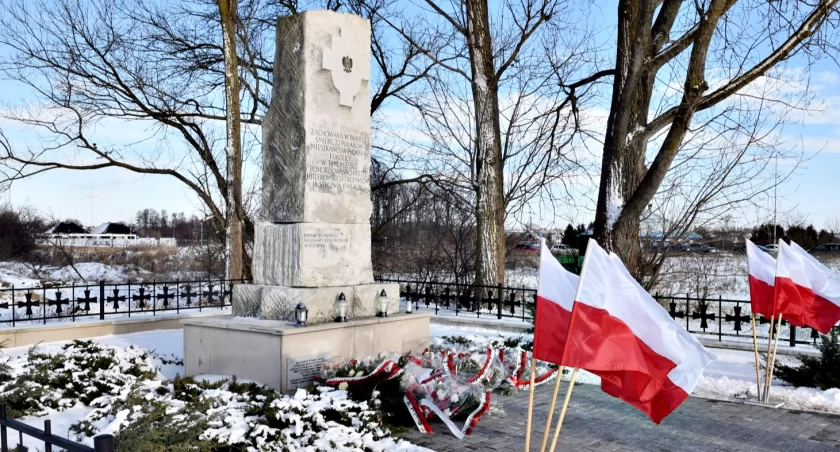 Uroczystości 79. rocznicy zbrodni na Piaskach po raz pierwszy przy odnowionym pomniku