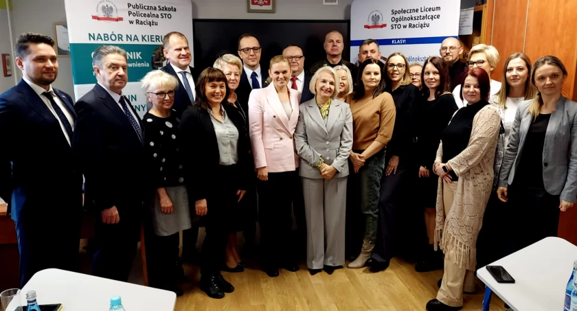Minister edukacji w raciąskiej szkole