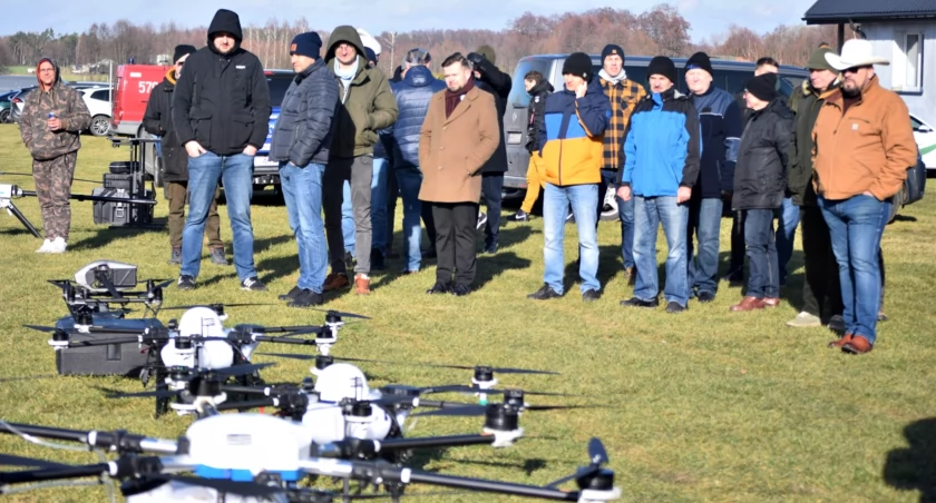 Prezentacja dronów dla rolnictwa na lądowisku w Milewie