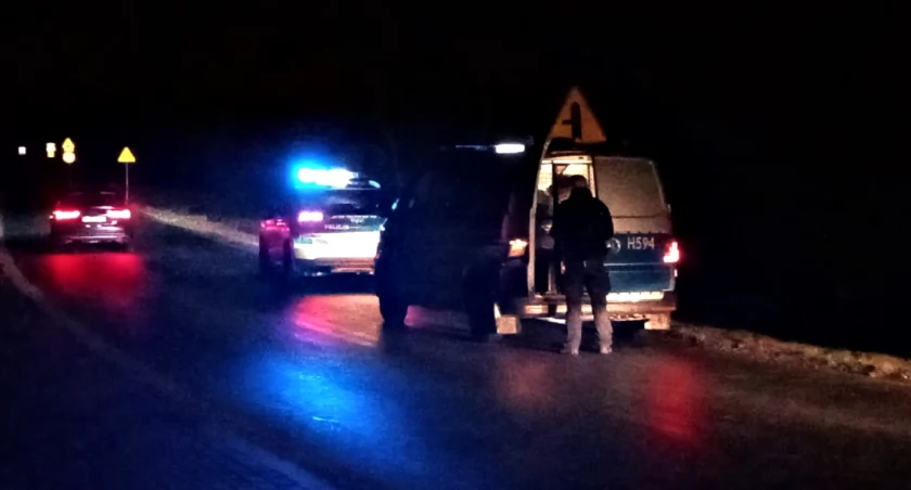 Nocny pościg - auto w rowie, a uciekający... wpław pokonał Raciążnicę