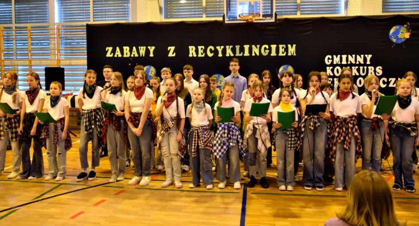 Ze śpiewem, tańcem i konkursem ekologicznie w Naruszewie
