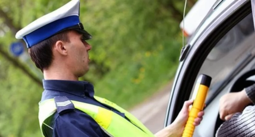 Robił duże łuki... - zabrali kluczyki pijanemu kierowcy opla