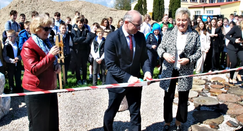 Przyszkolny ogród i przedstawienie na finał projektu Amicusa w Dzierzążni