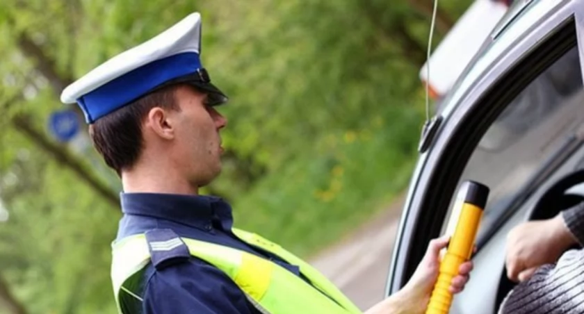 28-latek jechał przez miasto całą szerokością jezdni