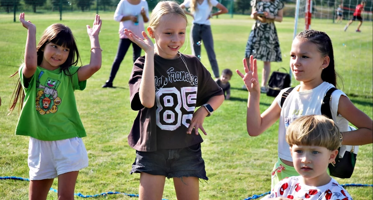 Fotospacerek na pikniku rodzinnym w Żywiołach