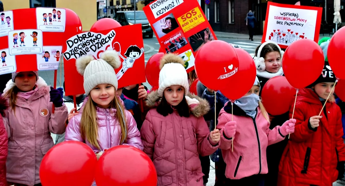 Czerwone balony nad rynkiem i happening na zakończenie kampanii