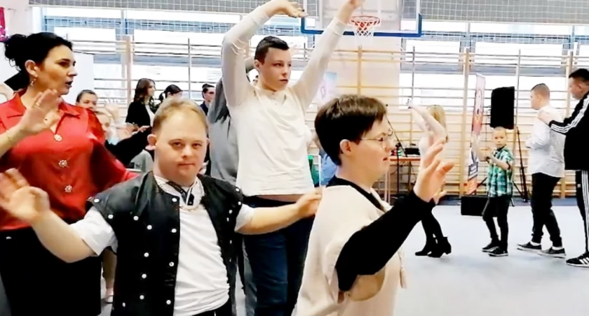 Jak zawsze kolorowo i radośnie podczas przeglądu artystycznego osób niepełnosprawnych