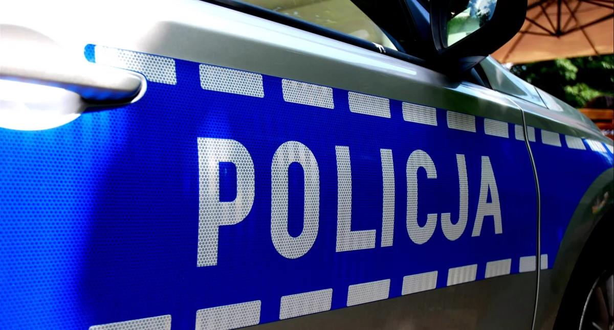 Na „podwójnym gazie” staranowała bariery, a potem znieważyła policjantów 