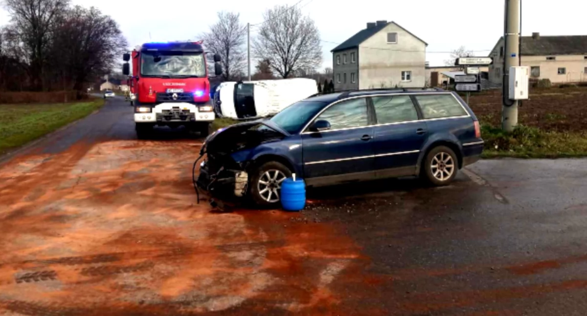 Volkswagen z renault groźnie na skrzyżowaniu w Kamienicy