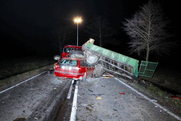 Ciągnik z rozrzutnikiem i volvo