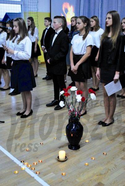 Uczniowie z nauczycielami