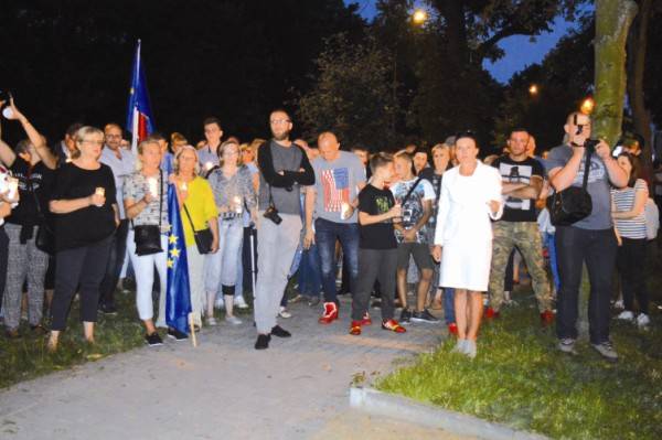 200 osób manifestowało przed sądem