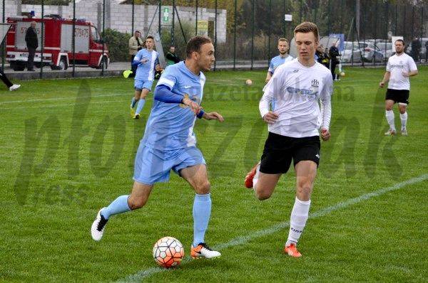 Błękitni bliżej lidera, pucharowa środa, tuzin goli PAF, przełamanie Wkry i derby w B-klasie