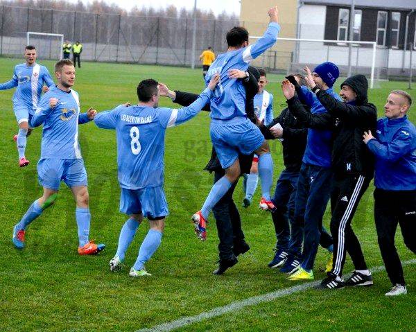 Na zakończenie rundy jesiennej dwie wygrane Błękitnych, zwycięstwo Sony i derby w Płońsku