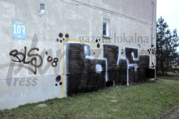 Wandale malują Płońsk