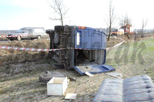 Transit wypadł z drogi - kierowca zginął