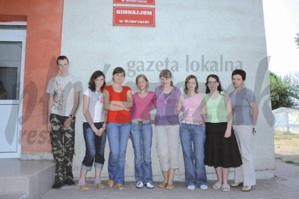 Artystyczna grupa ze szkoły w Dzierzążni
