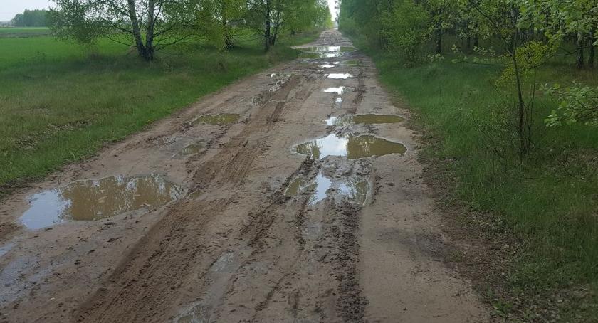 Droga Szczytno-Michalinek i boisko