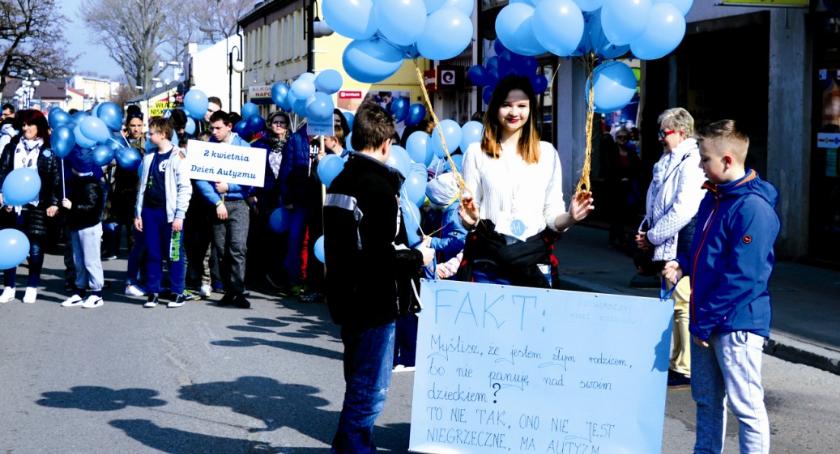 Niebieski marsz na Światowy Dzień Świadomości Autyzmu